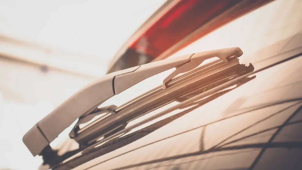 Escova limpa para-brisas de carro vista de perto com luz suave.