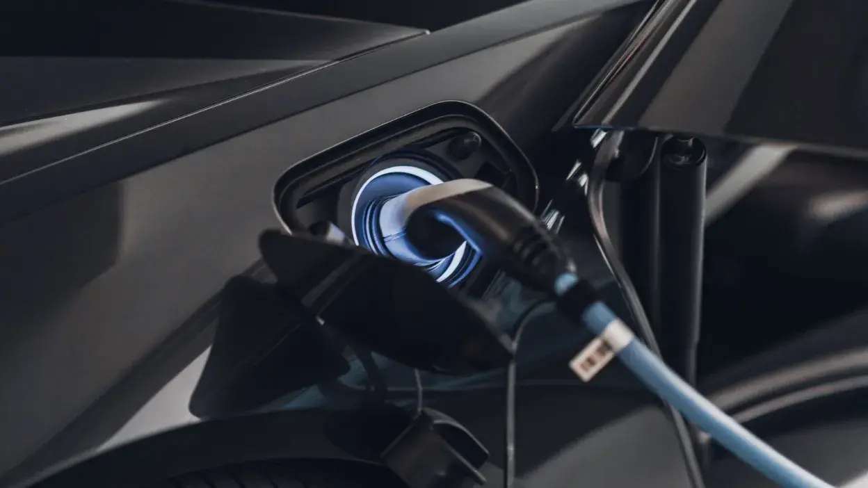 Cabo de carregamento ligado a carro híbrido preto