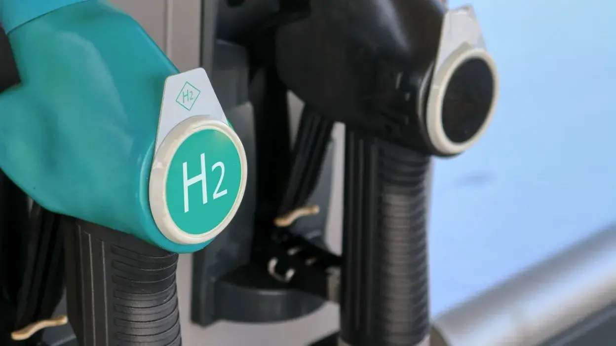 Bico de abastecimento de hidrogénio numa bomba de combustível.