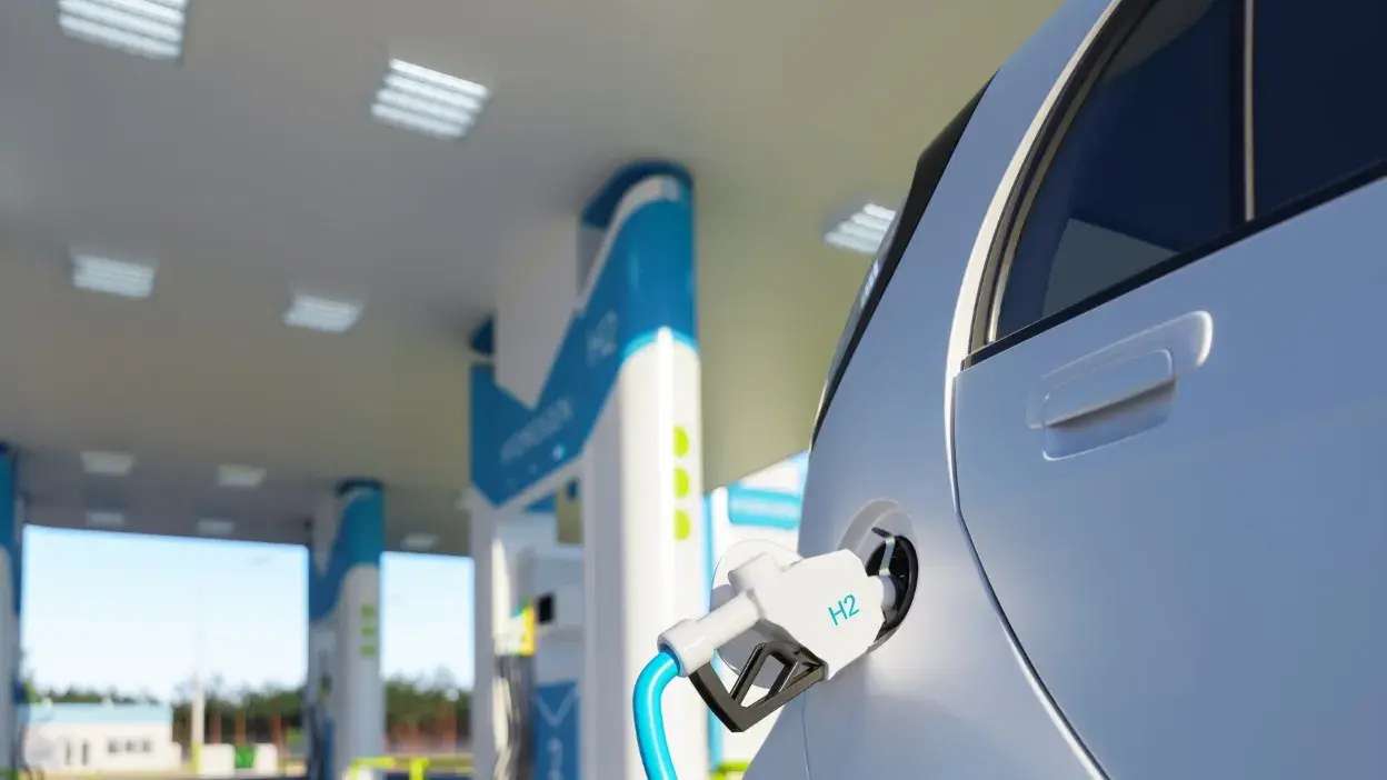 Carro a abastecer com hidrogénio numa estação de serviço moderna