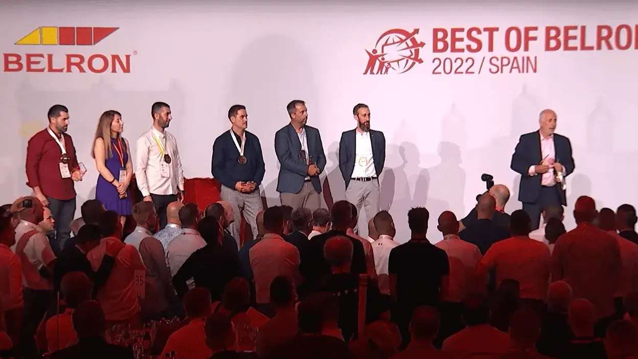 Grupo de pessoas numa cerimónia de prémios da Belron em Espanha, 2022.