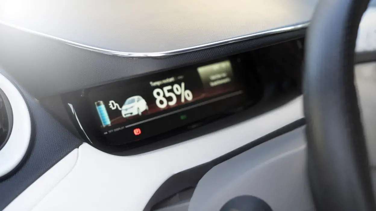 Painel digital de carro elétrico a mostrar bateria carregada a 85%