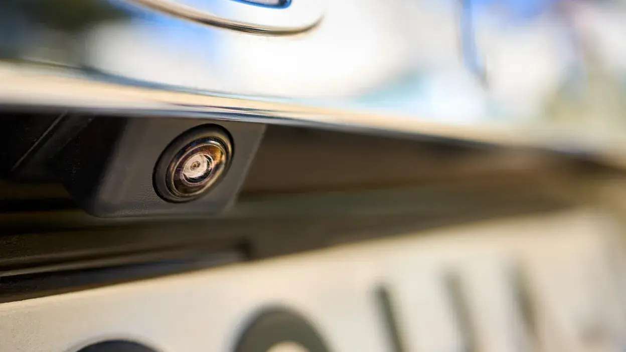 Câmara de segurança instalada acima da matrícula de um automóvel.