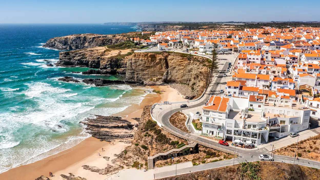 Imagem aérea de Zambujeira do Mar, cidade na Costa Vicentina em Portugal