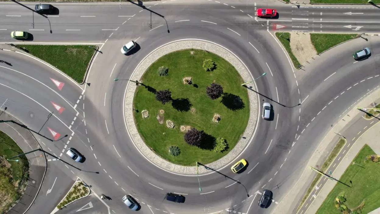 Carros a circular numa rotunda