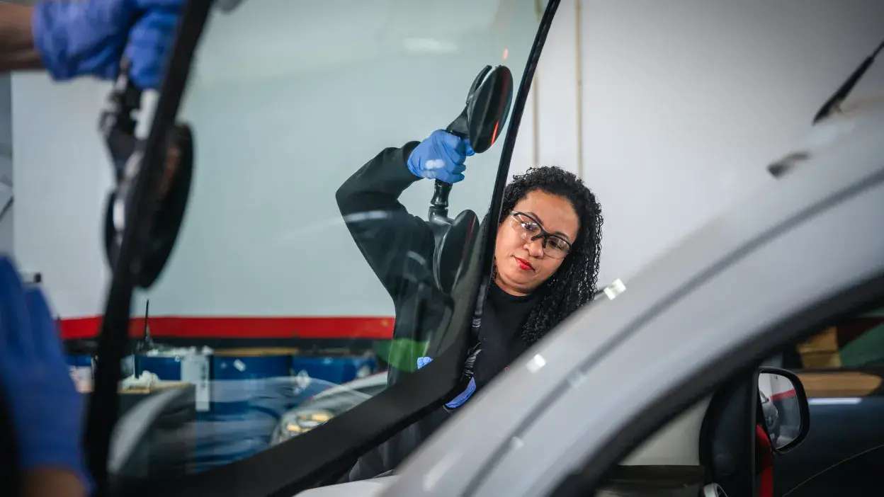 Especialistas em vidros automóveis a colocar um para-brisas