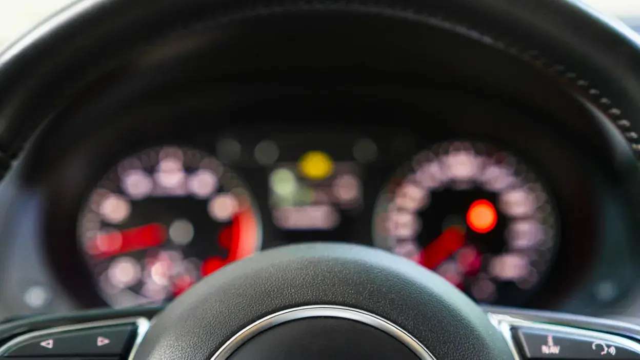 Painel de carro com velocímetro, conta rotações, luzes e símbolos