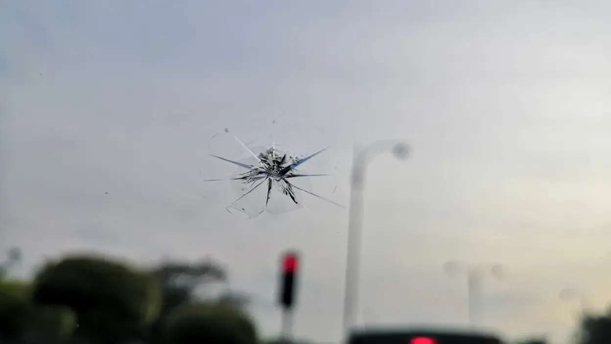 Racha no vidro para-brisas de um carro