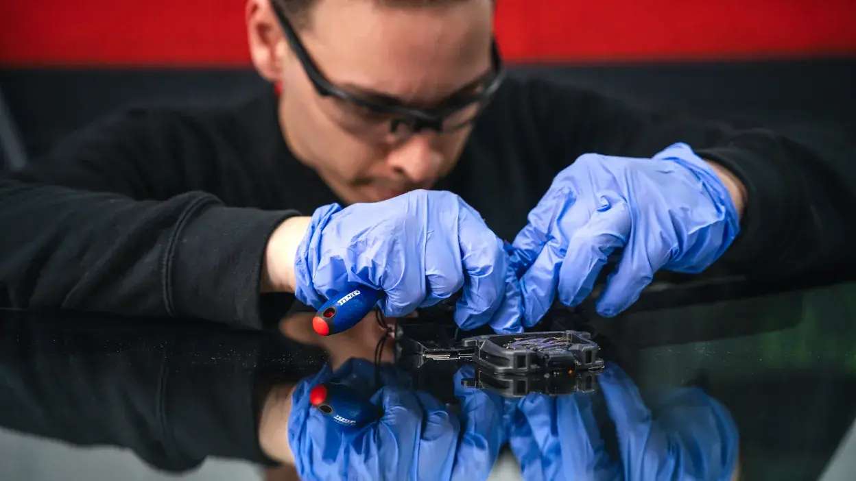 Técnico especialista da Carglass a reparar vidro para-brisas de carro 