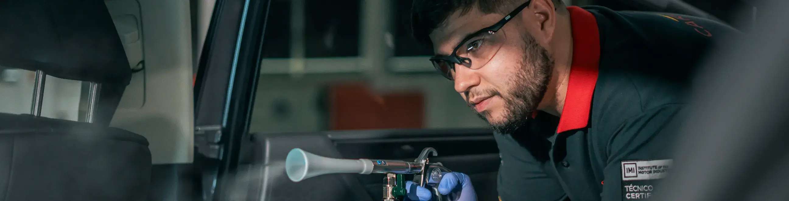 Técnico Carglass a realizar a desinfeção do Ar Condicionado