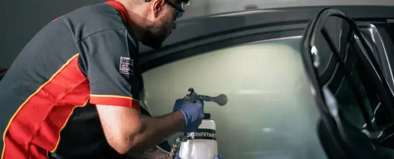 Técnico Carglass a desinfectar o habitáculo