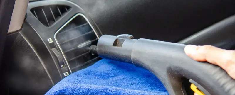 Técnico Carglass a fazer limpeza das condutas de ar