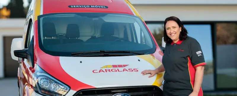 Carrinha e técnico Carglass para Serviço móvel de reparação de vidros