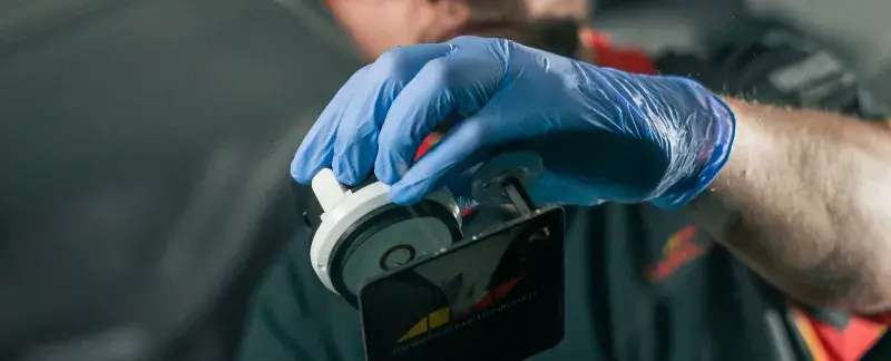 Finalização de reparação de vidro para-brisas com fissura