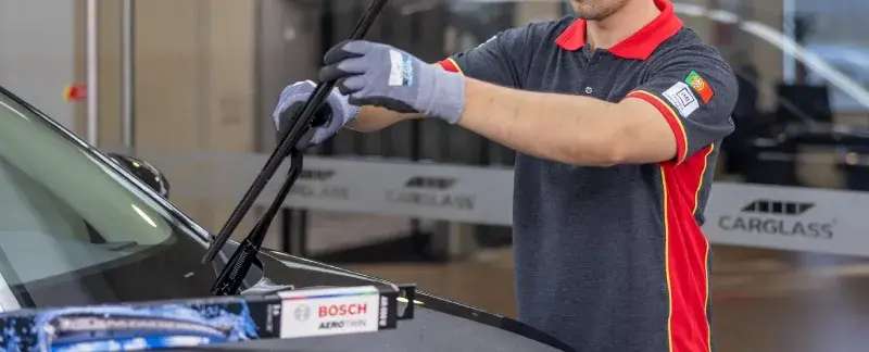 Técnico Carglass a colocar escovas Bosch num para-brisas