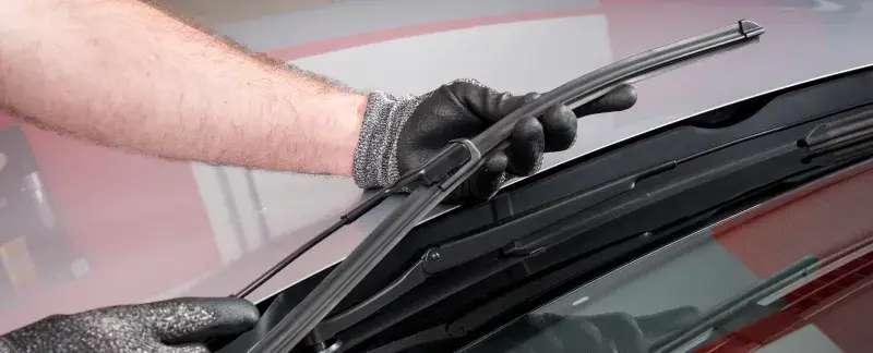 Técnico Carglass a substituir escovas limpa-para-brisas