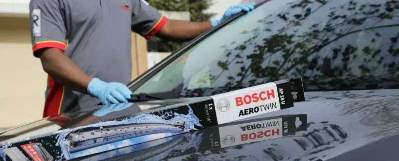 Conjunto de escovas limpa vidros Bosch em cima de um para-brisas