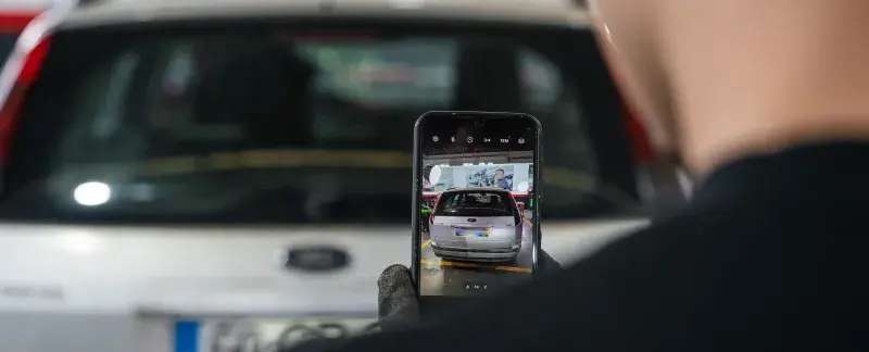 Substituição de vidro traseiro do carro - Cura UV e acabamento