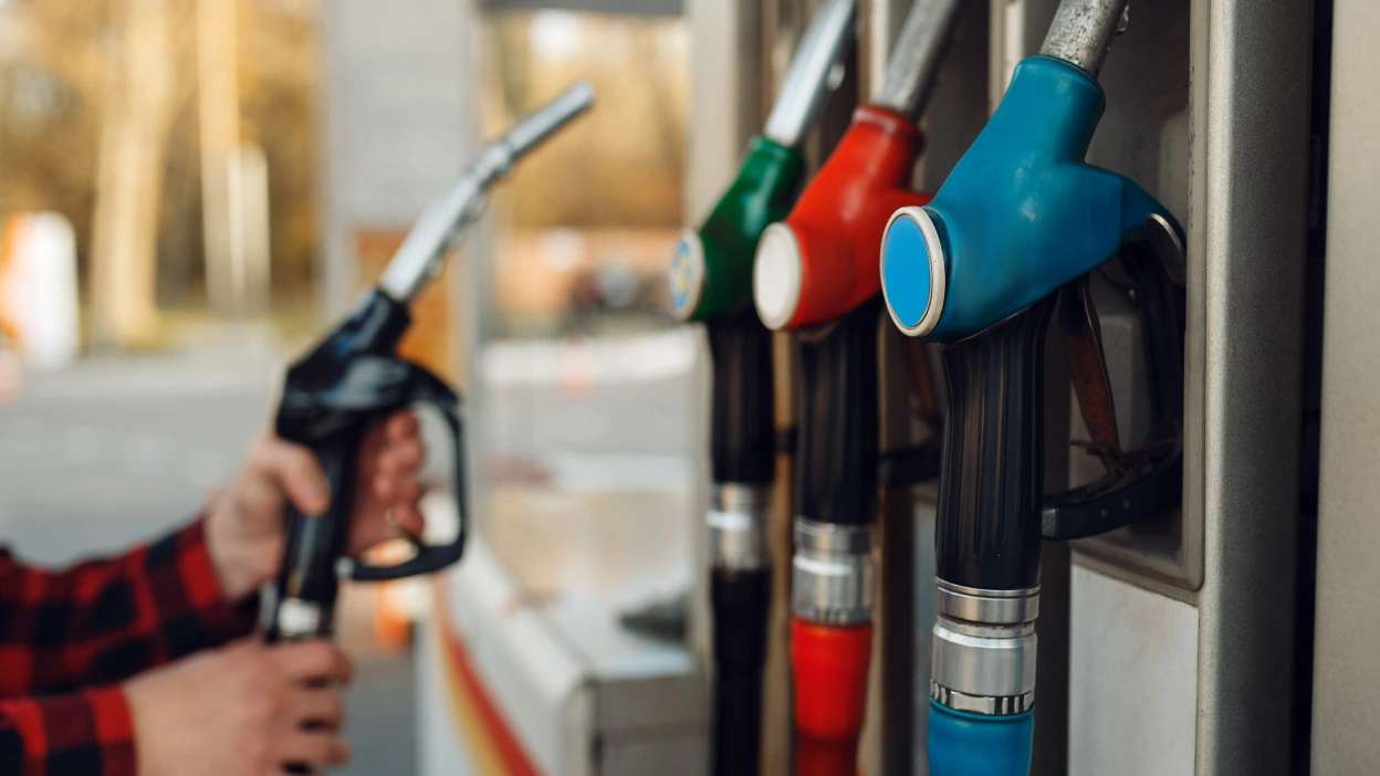 Senhor a pegar a mangueira do combustível