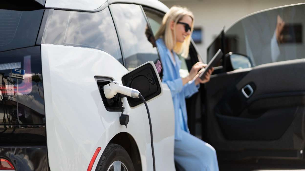 senhora a inspecionar um carro hibrido