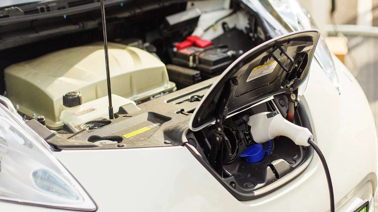 imagem de um carro a ser carregado eletricamente