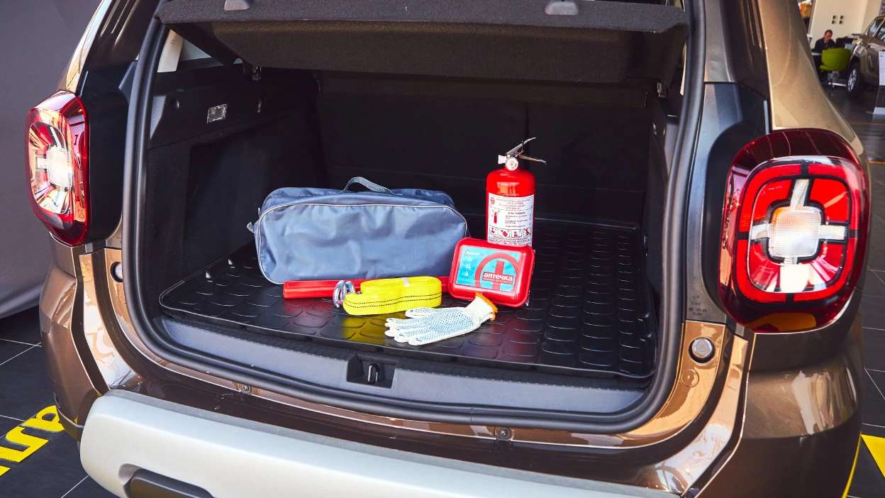 bagageira do carro com um kit de emergência