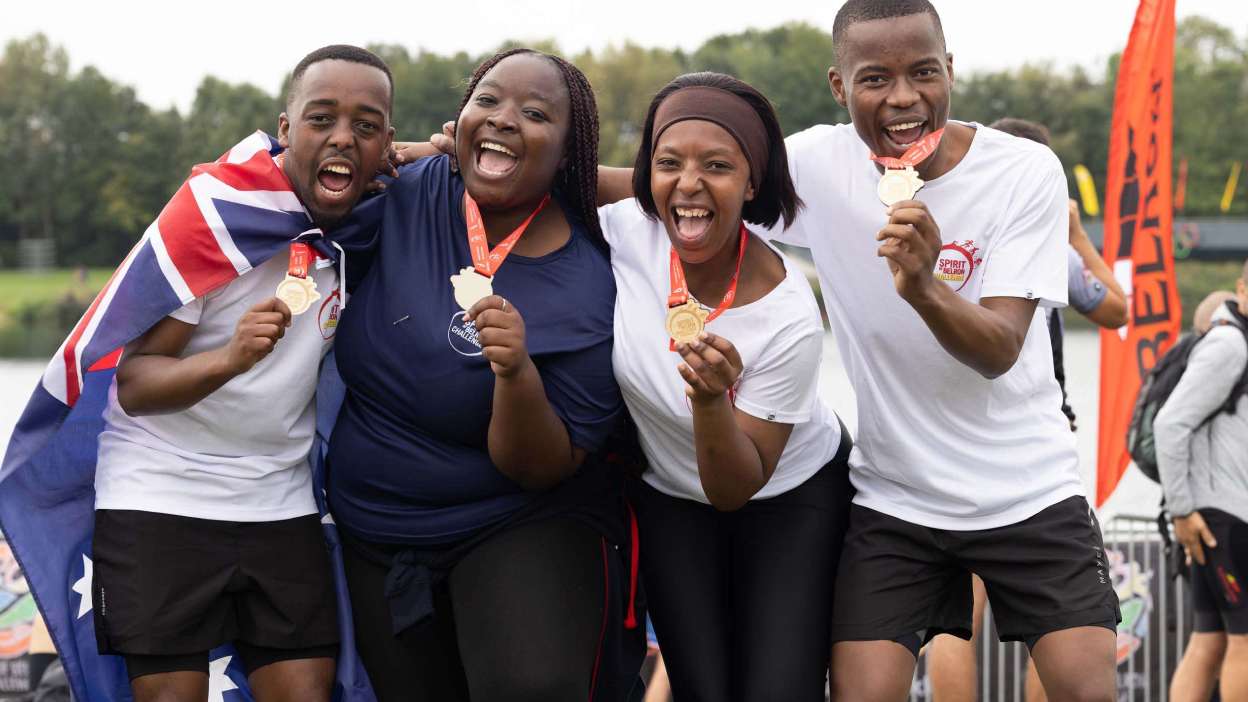 Pessoas a celebrarem uma vitória