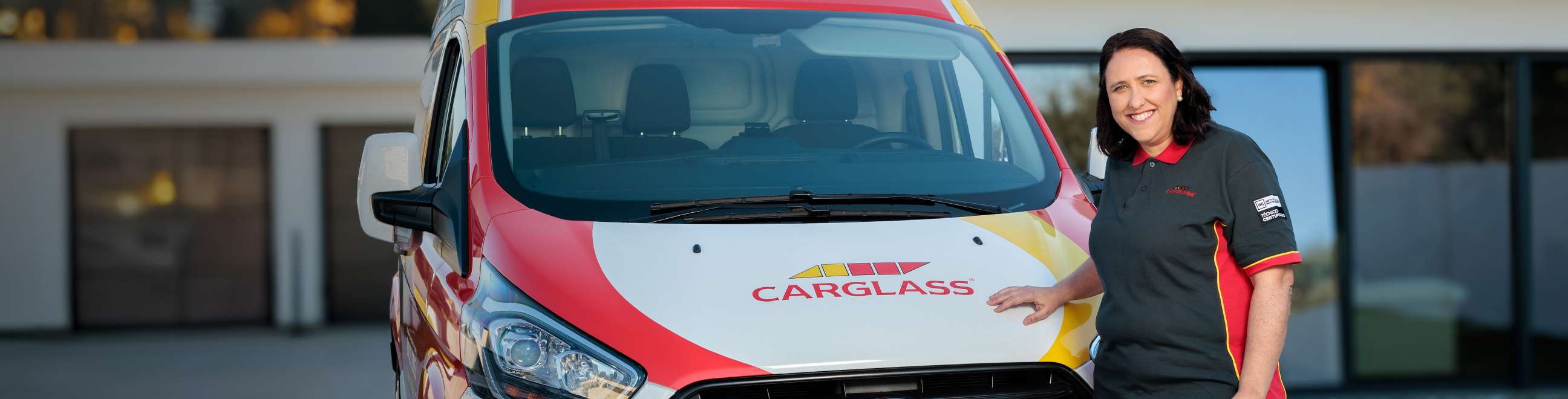 Técnica da carglass junto à carrinha de serviço movel