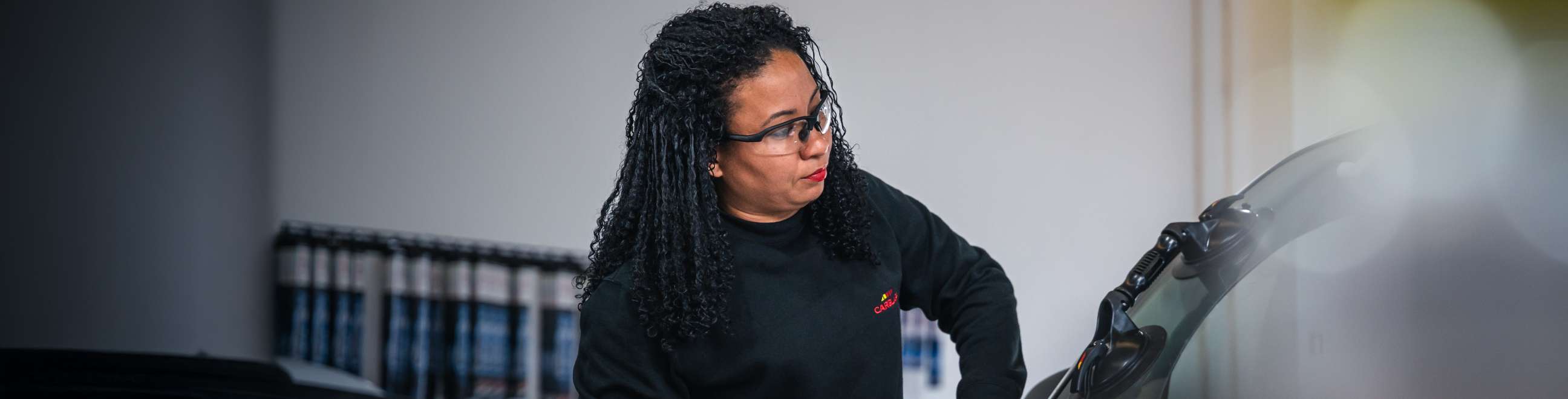 tecnica a substituir o vidro traseiro