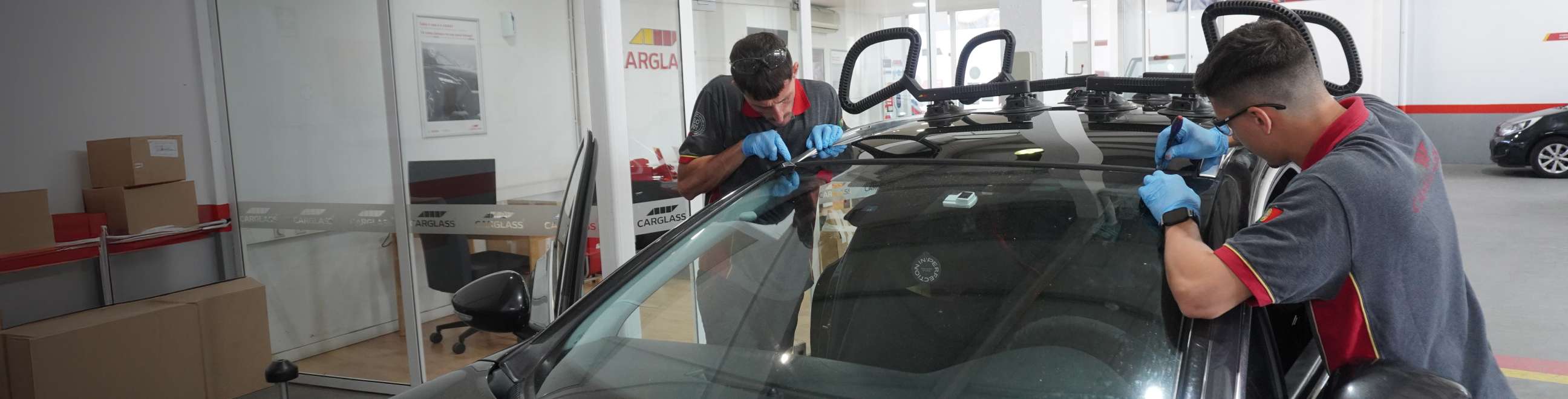 tecnicos a reparar e substituir teto panoramico