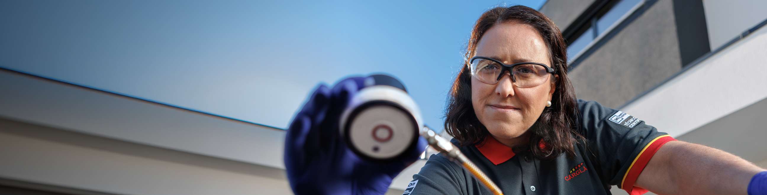 Técnica da carglass a reparar para brisas