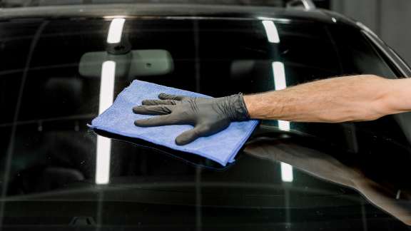 tecnico a limpar o vidro