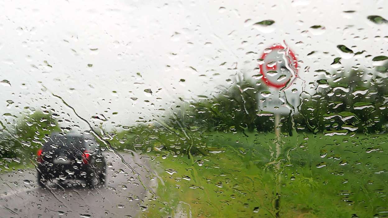 vidro para brisas com gotas de chuva a dificultar a visão