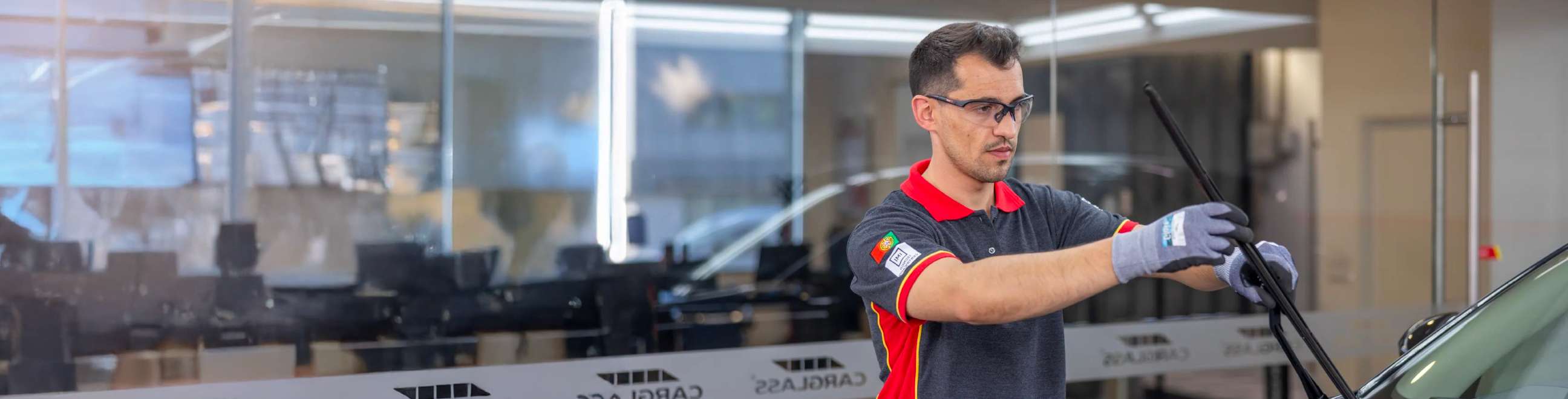 Técnico a realizar a substituição de escovas limpa-vidros