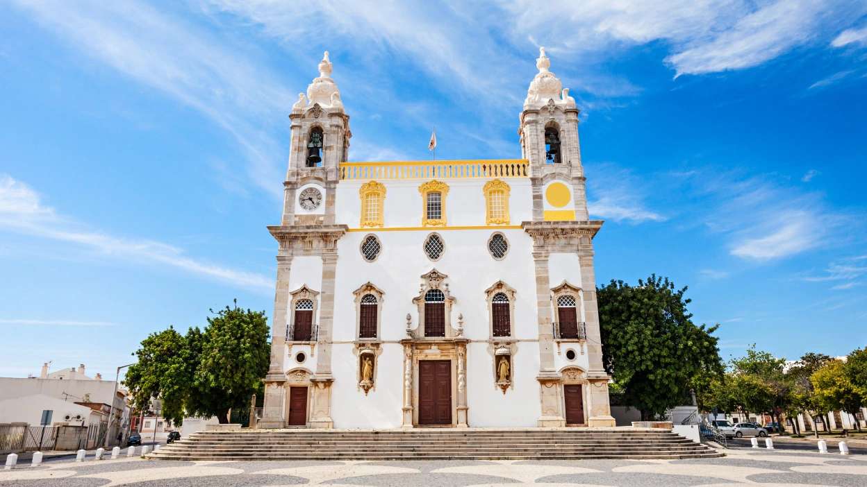 Frente da igreja do Carmo em Faro