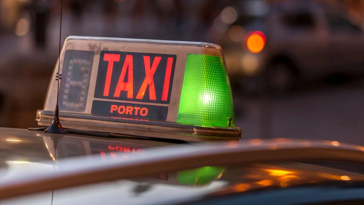 táxi com sinalização luminosa a indicar "táxi" no tejadilho