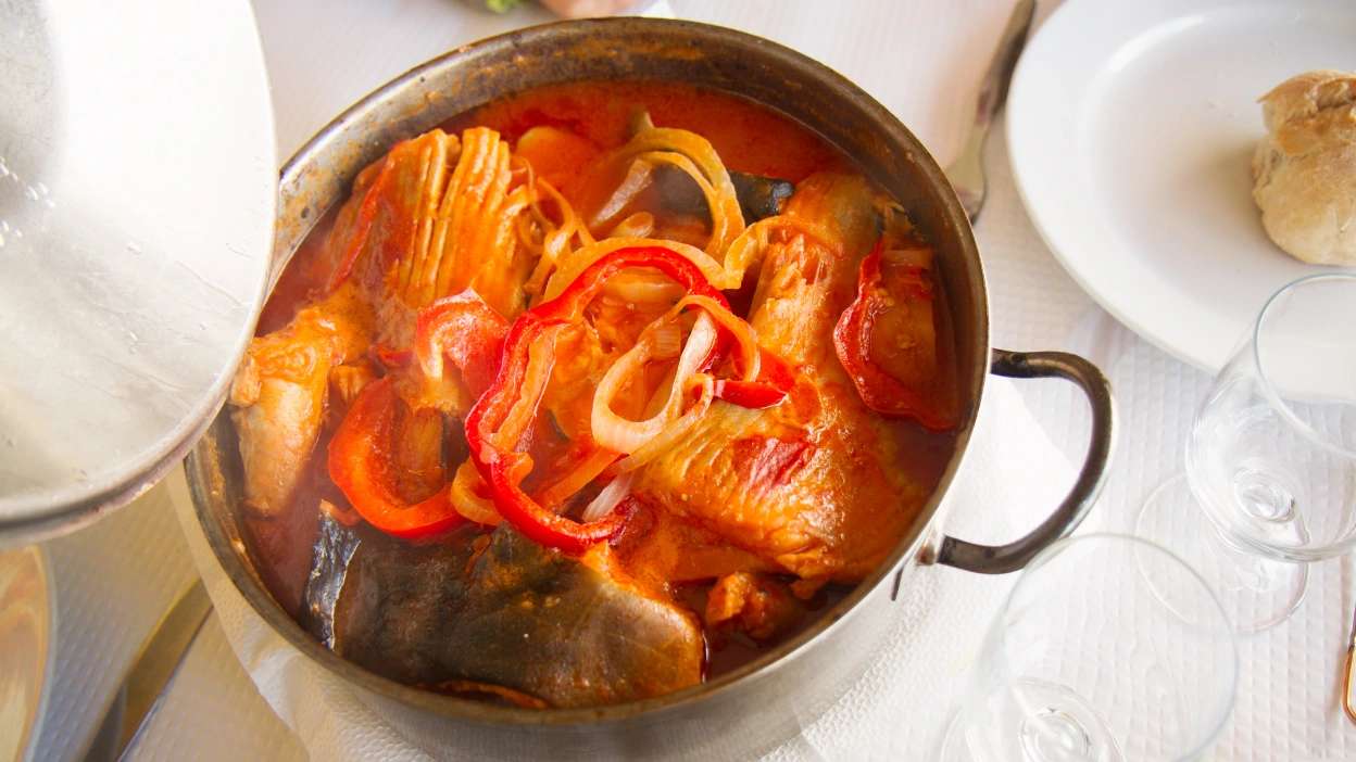 caldeirada de peixe servida num tacho ao almoço