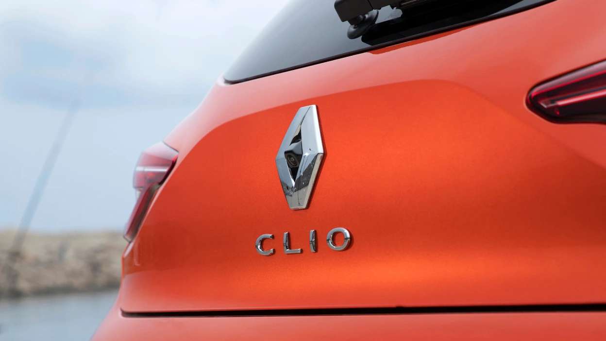 traseira de um renault clio cor de laranja