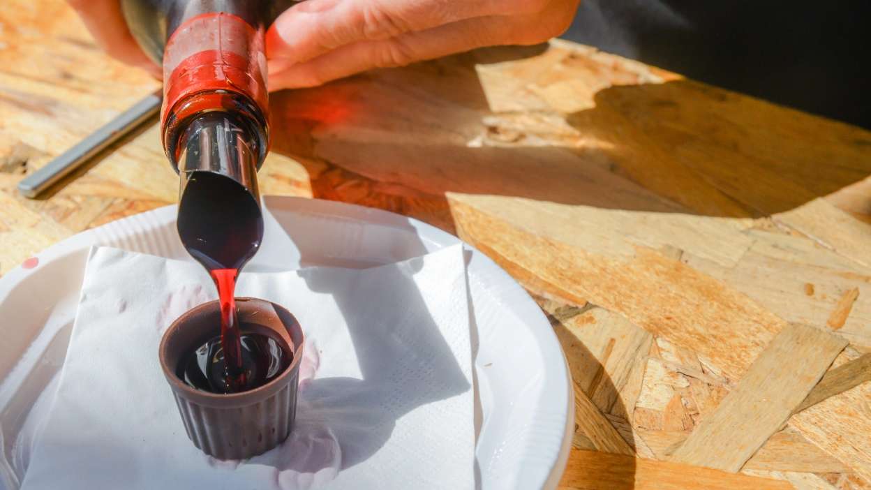 ginjinha a ser vertida em copo