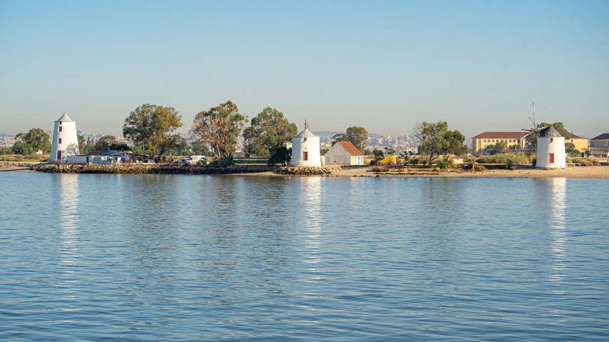 vista dos moinhos de vento do barreiro, rodeados de rio