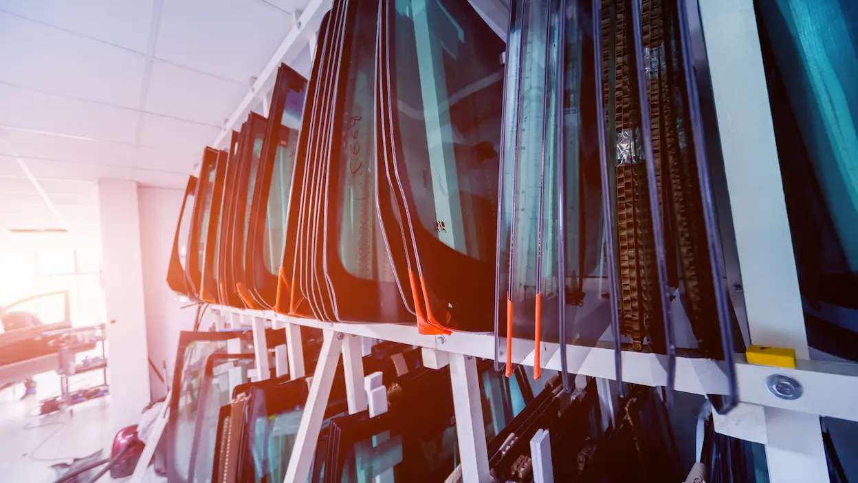 vários vidros para-brisas expostos numa fábrica