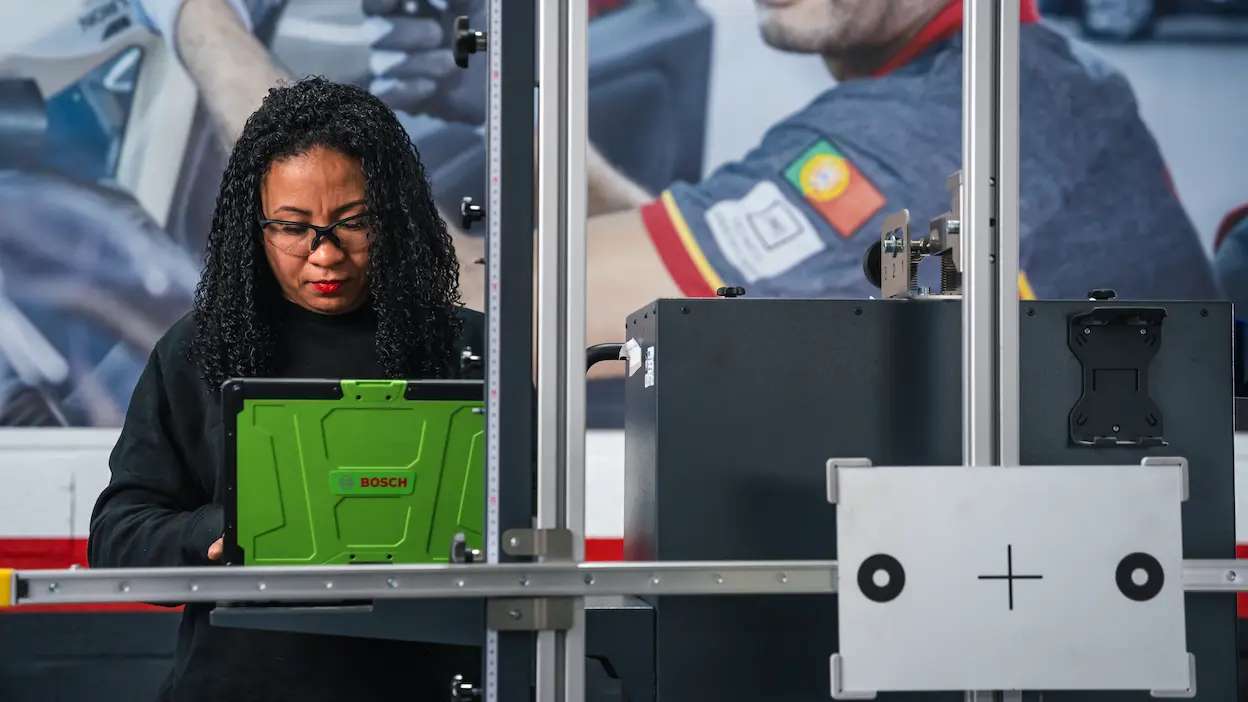 técnica da carglass a calibrar o sistema adas no computador após uma substituição de para-brisas