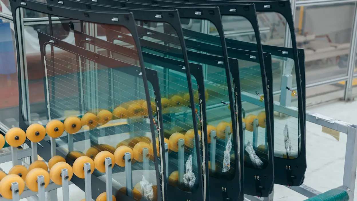 vários para-brisas arrumados na fábrica