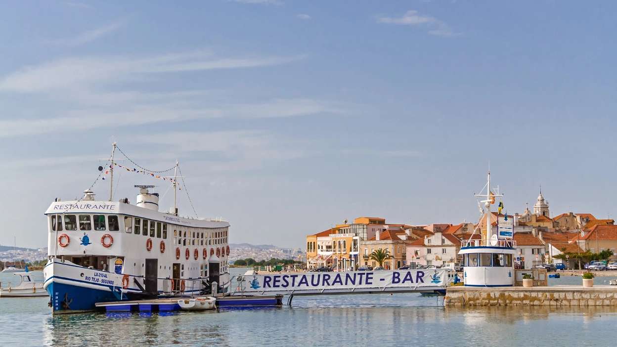 restaurante barco na baía do seixal