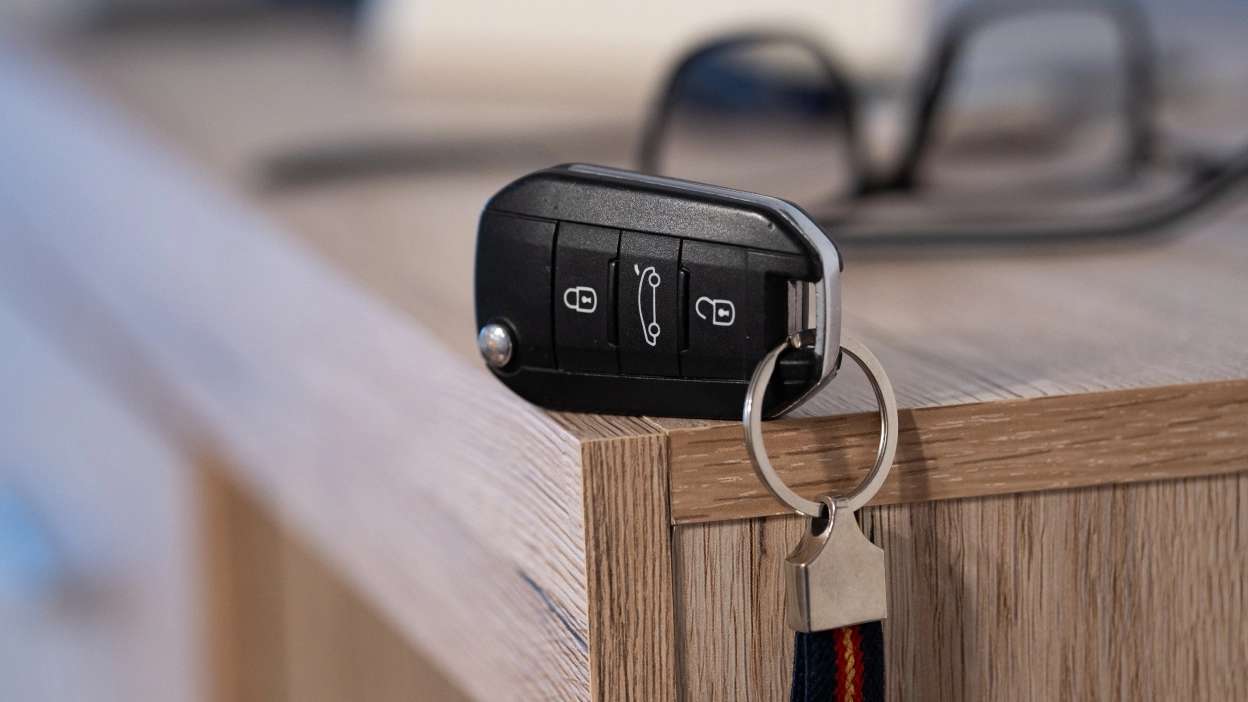 foto próxima da chave de um carro sob a mesa