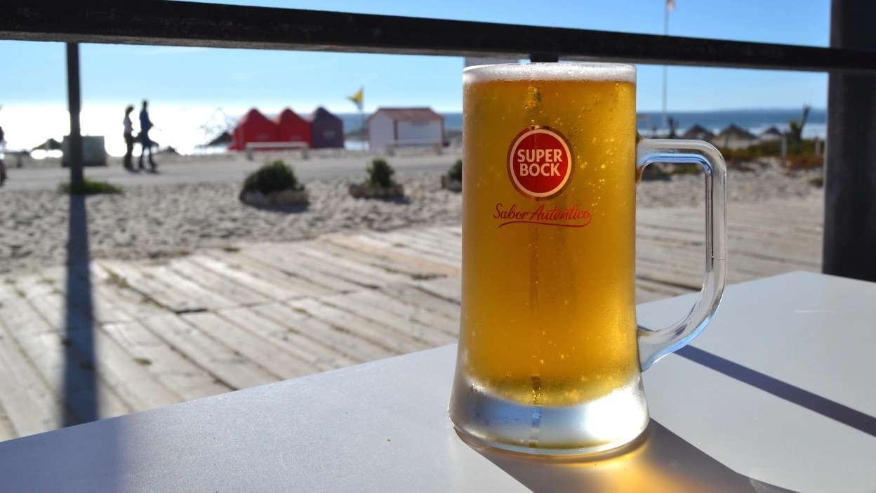 close up de uma cerveja numa esplanada da praia da costa da caparica
