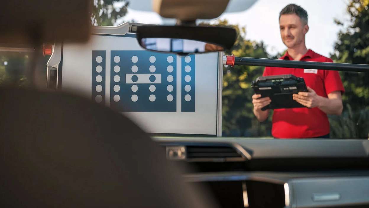técnico da carglass a fazer a calibração adas a um veiculo