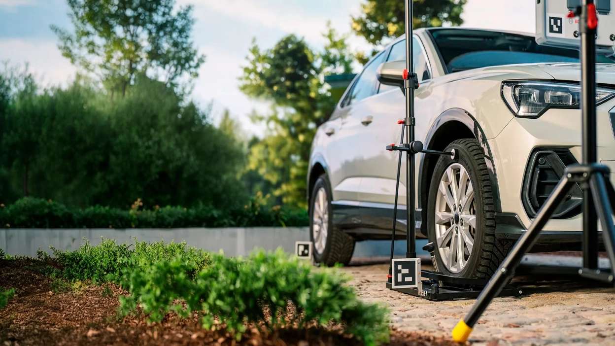 carro posicionado no mecanismo para fazer a calibração adas no exterior