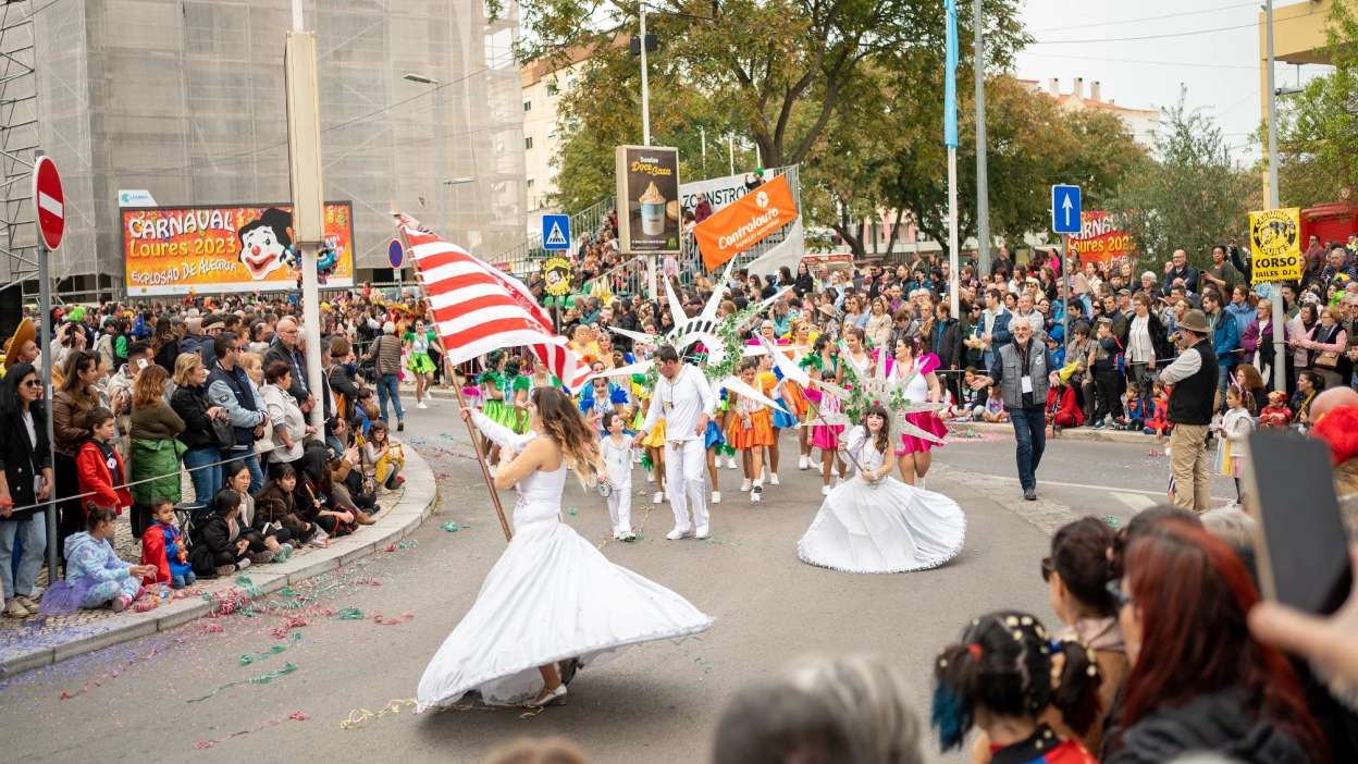 pessoas na estrada a comemorar o carnaval de loures