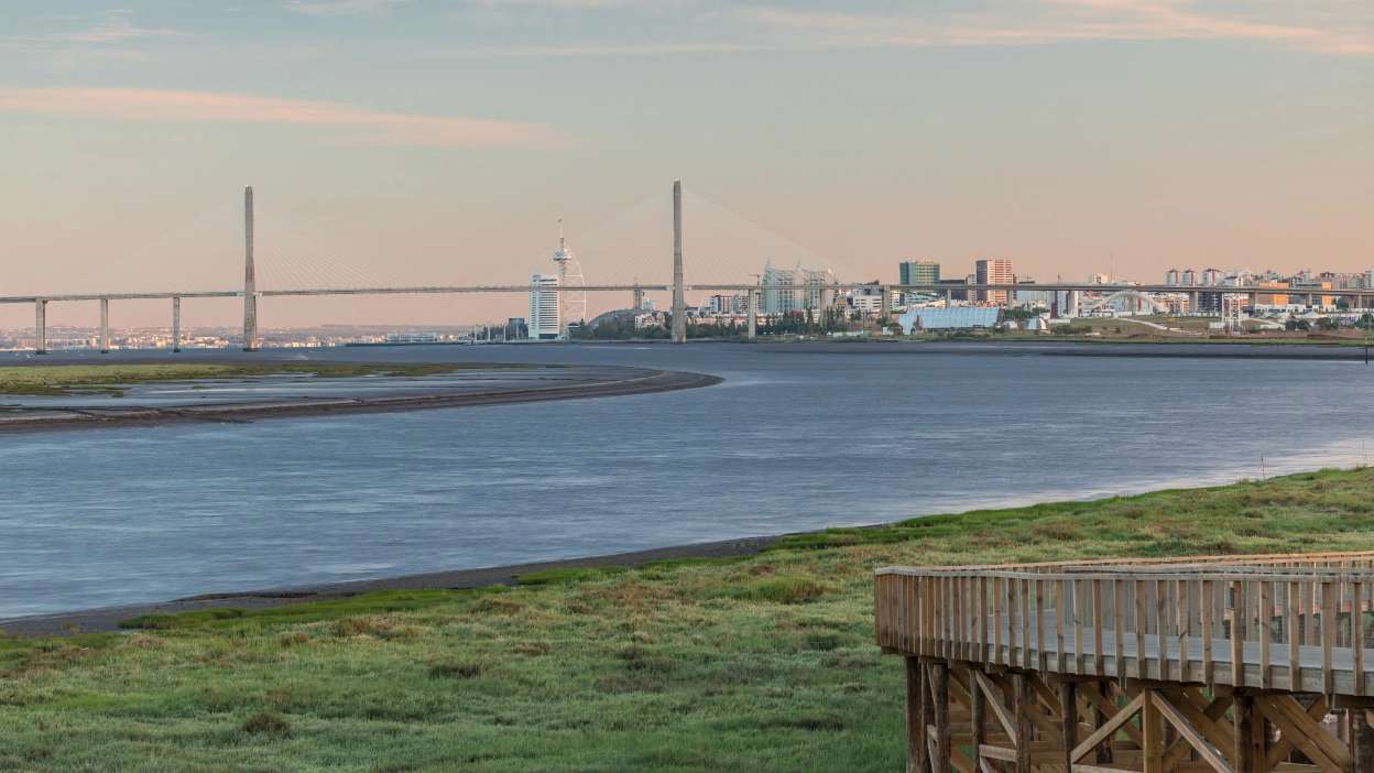 vista para o rio tejo e a ponte vasco da gama